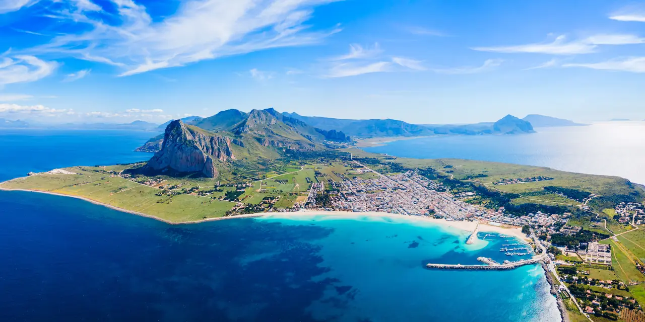 San Vito Lo Capo dall'alto, col paese, la spiaggia, il golfo e il Monte Monaco